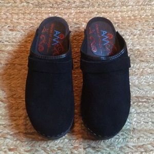 AMTOFFELN WORLD OF CLOGS BLACK WOOD SUEDE SIZE 40